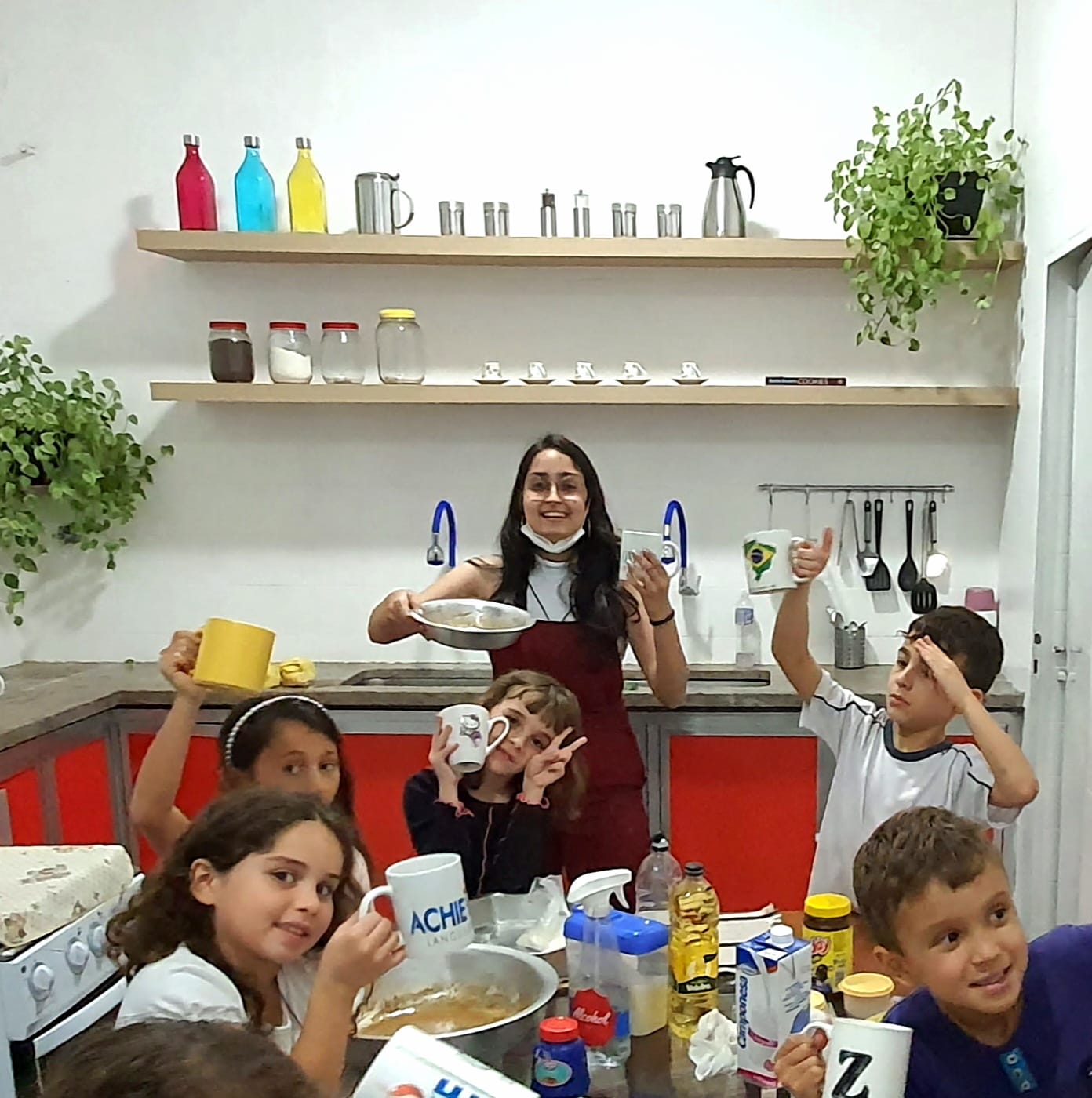 Crianças felizes na aula de inglês